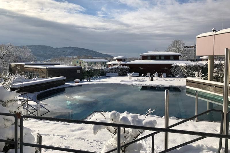 Saunabereich-mit-Schnee-in-Bad-Säckingen-Aqualon-Therme