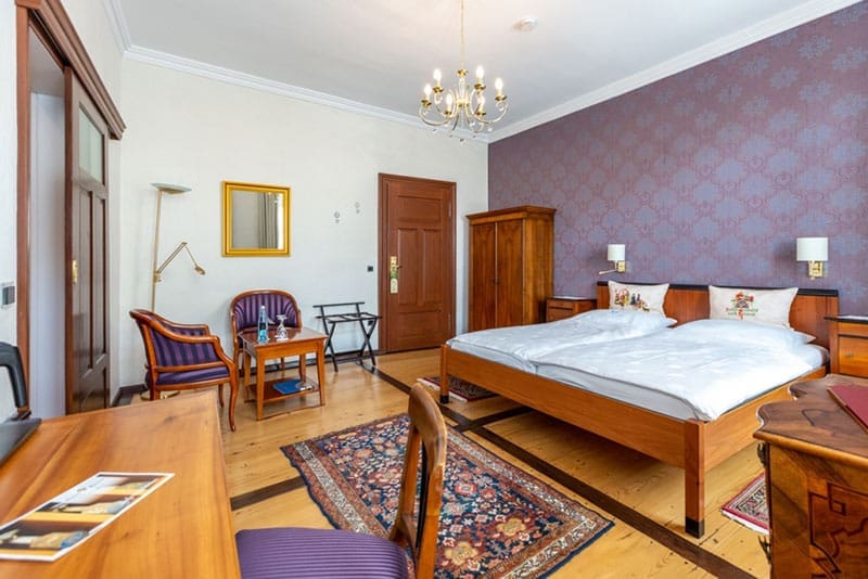 Schlafzimmer-Beispiel-Hotel-Sonne-in-Offenburg