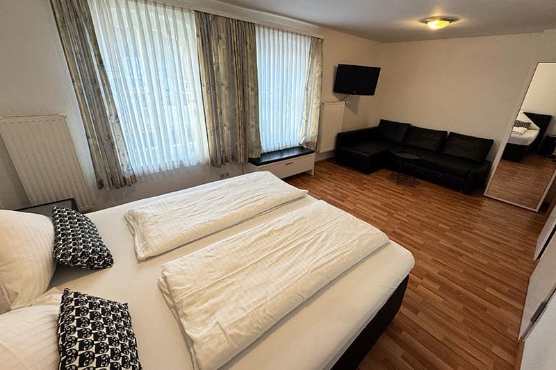 Schlafzimmer-Hotel-Kater-Hiddigeigei-in-Bad-Säckingen