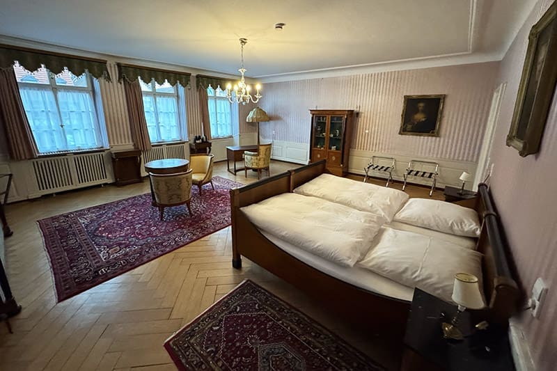 Schlafzimmer-groß-im-Hotel-Sonne-in-Offenburg