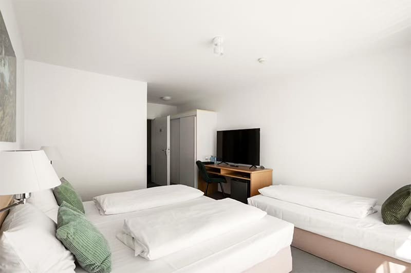 Schlafzimmer-mit-Extrabett-im-Hotel-Kaiserstuhl