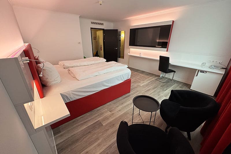 Schlafzimmer-mit-Stühlen-im-Dormero-Hotel-in-Zürich