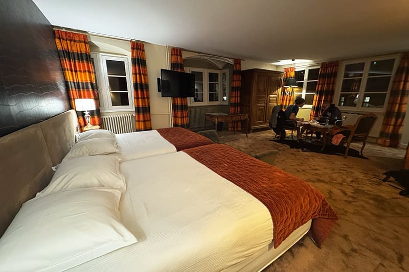 Schlafzimmer-mit-Tisch-im-Hotel-Suisse-in-Strassburg