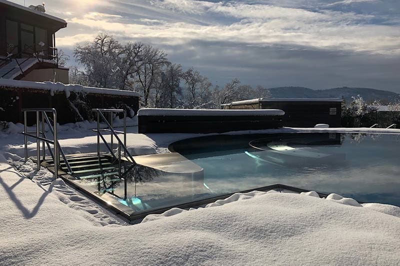 Schneebedecktes-Saunadorf-in-Aqualon-Therme