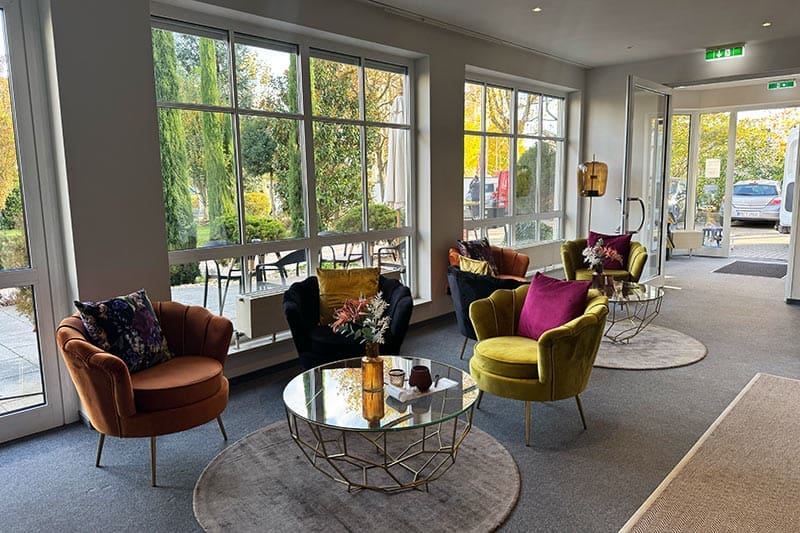 Schön-dekorierter-Stuhl-Eingangsbereich-im-hotel-Kaiserstuhl