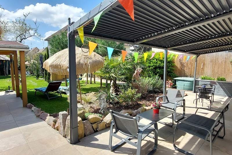 Sommerliches-Saunadorf-mit-Garten-im-VitaZenSel