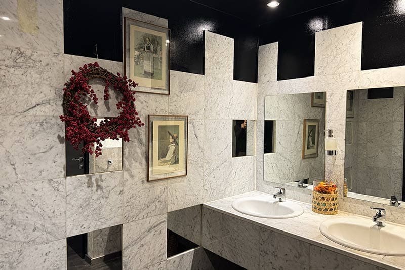 Toiletten-Stil-im-Hotel-Suisse-in-schwarz-und-weiß