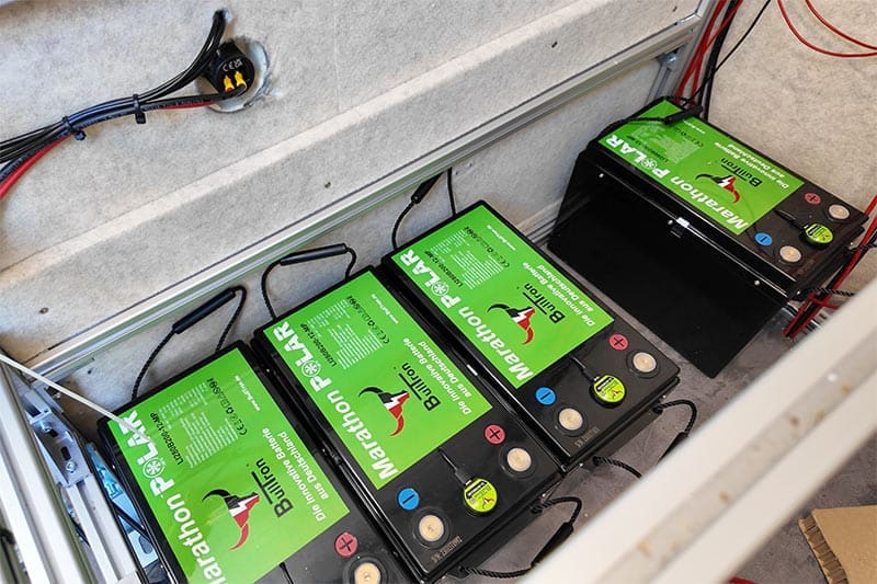 ersten-vier-Batterien-von-Bulltron-sind-gesetzt