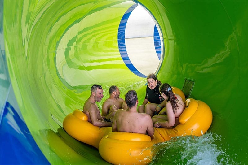 Reifenrutsche-mit-Personen-im-Tornado-King-Lloret-de-Mar