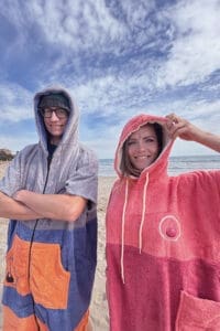 Franz-und-Shania-im-Poncho-am-Meer