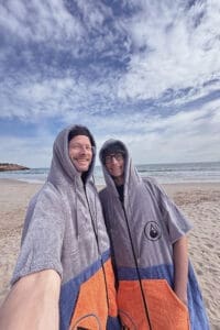 Heiko-und-Franz-im-Wave-Hawaii-Poncho-in-Tarragona-am-Strand