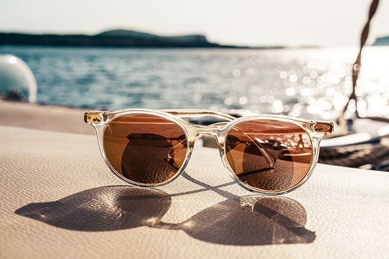 Sonnenbrille am Meer zum Reisen