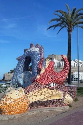 Drachenfigur-in-der-spanischen-Stadt-Peniscola