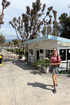 Shania-an-der-Rezeption-bei-Camping-Torre-del-Sal