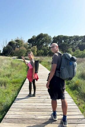 Shania-und-Franz-beim-Küstenweg-Spaziergang-spanische-Küste