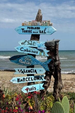 Wegweiser-Schilder-am-Meer-in-Cabanes-Oropesa-del-Mar