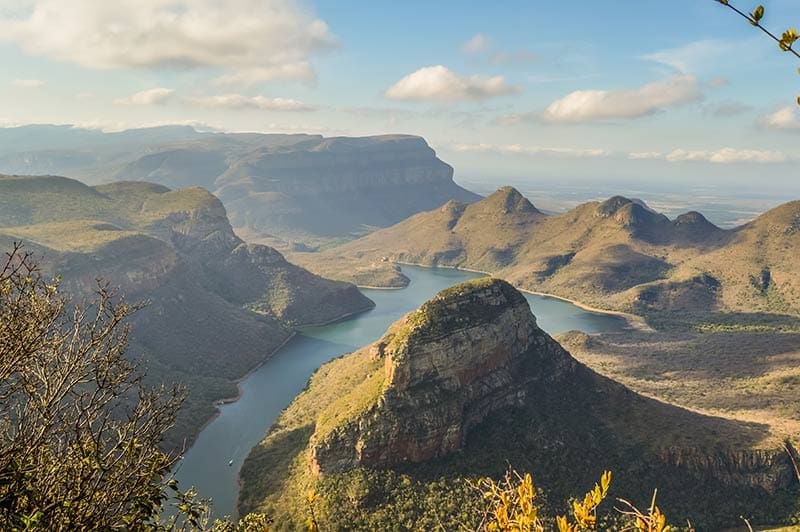 Blyde-River-Canyon-mit-Panoramablick-und-Three-Rondawels